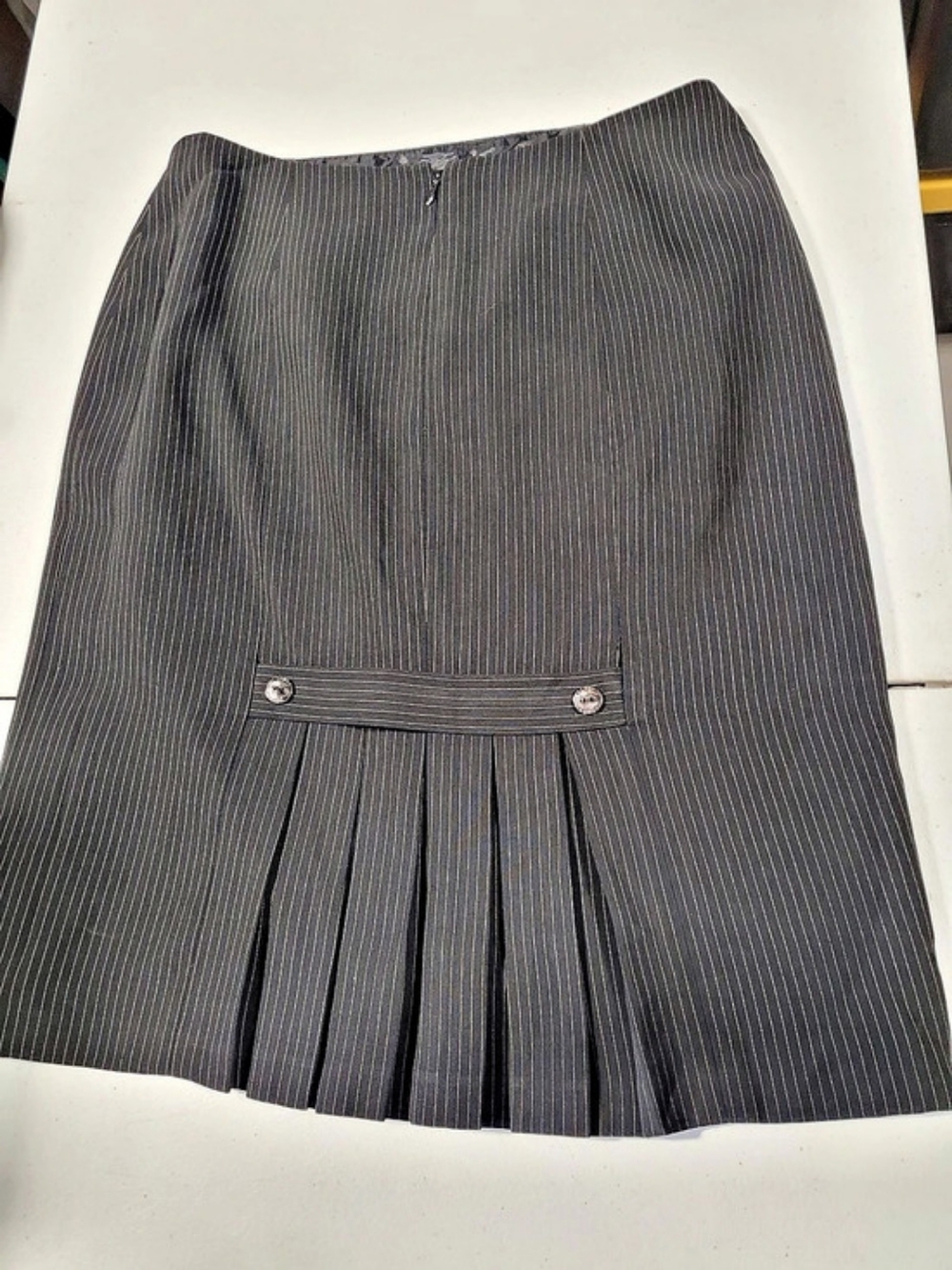 Tahari Arthur S. Levine Striped Pleated Skirt Black & Gray Size 6 - Picture 2 of 3